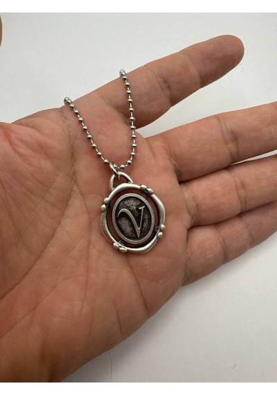 V Harfli Antik Unisex Kolye Kişisel, Zarif Ve Özgün Tasarım Çok renkli
