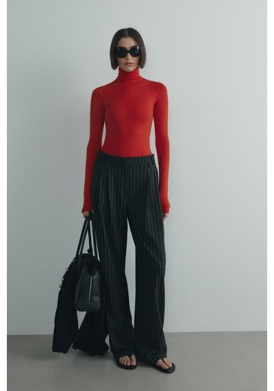 Suud Collection Kırmızı Boğazlı Body