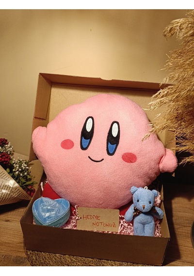 Kutulu Hediye Seti / Kirby Yastık 30cm, Ayıcık Anahtarlık Ve Kalp Şeklinde Tüllü Kutu