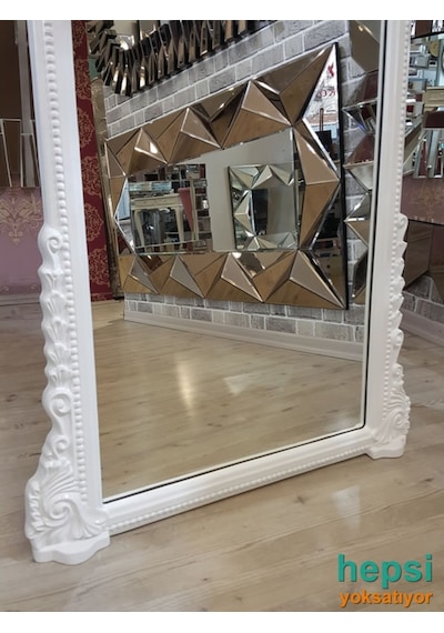 Matmazel Model Beyaz Renk Varaklı Ayaklı Boy Aynası