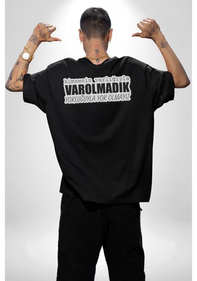 Kimsenin Varlığıyla Varolmadık Yokluğuyla Yok Olmalıyız Yazılı Pamuklu Unisex Oversize Sırt Dijital Baskılı Siyah T-shirt Siyah