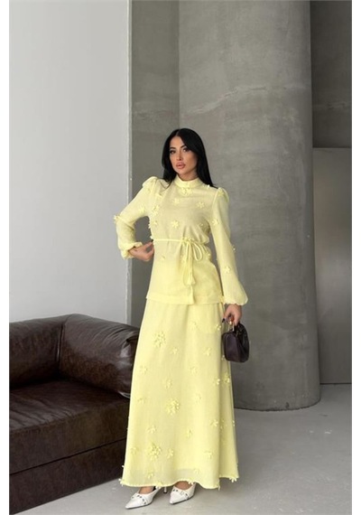 Neşeli Butik Kadın Sarı Keten Kumaş Çiçek Aplikeli Hakim Yaka Etekli Takım Nbms2629