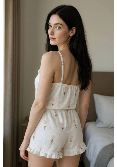 Hrşytrend Herşeytrend Şık Tasarım Beyaz Üstüne Çiçek Desenli Askılı Şortlu Pijama Takımı Beyaz