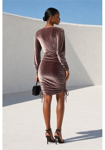 DefyModa Kadın Sade Kadife Kumaş Kruvaze Yaka Drapeli Mini Abiye Elbise Kahverengi