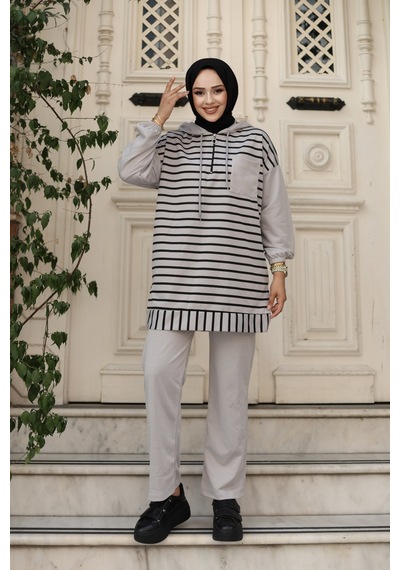 Genel Markalar Moda Efsa Tesettür Giyim Kapüşonlu Ve Önü Yarım Fermuarlı Çizgili 2 İplik Pantalon İle Tunik Takım Gri Gri Genel Markalar Moda Efsa Tesettür Giyim Kapüşonlu Ve Önü Yarım Fermuarlı Çizgili 2 İplik Pantalon İle Tunik Takım Gri Gri