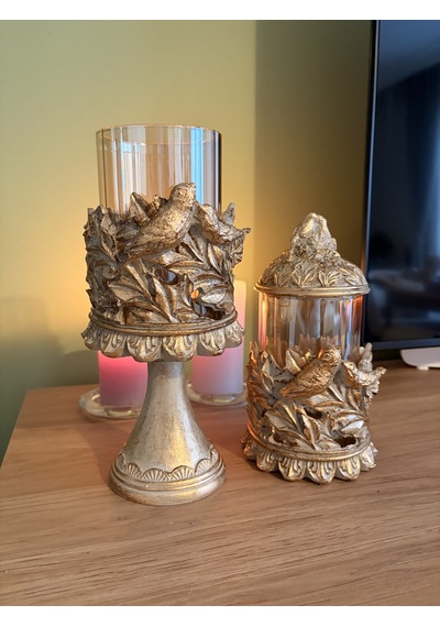 Kuşlu Ayaklı Ve Kapaklı Dekoratif Cam Mumluk & Şekerlik Seti Vizon Altın Eskitme 2'li Şamdan & Kavanoz 27x12 Cm & 23x12 Cm Çok Renkli