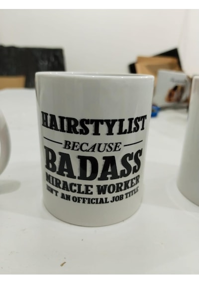 Hairstylist Because Badass Miracle Worker Kupa - Kuaför Komik Seramik Bardak 325ml Beyaz - Çok Renkli