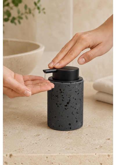 Terra Stoneware Traverten Dokulu Siyah Pompalı Dekoratif Sıvı Sabunluk 500 Ml , 13 X 7.5 Cm