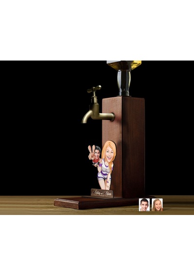 Bk Gift Kişiye Özel Sevgililer Karikatürlü Musluklu Ahşap Viski Standı-15, Viski Çeşmesi, Doğum Günü Hediyesi, İçecek Dispenseri