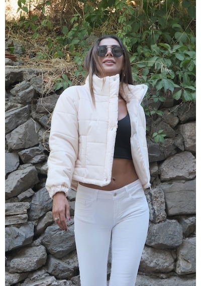 Keyifli Moda Kadın Bej Dik Yaka Çıtçıtlı Fermuarlı Kısa Şişme Mont - 40 Bej