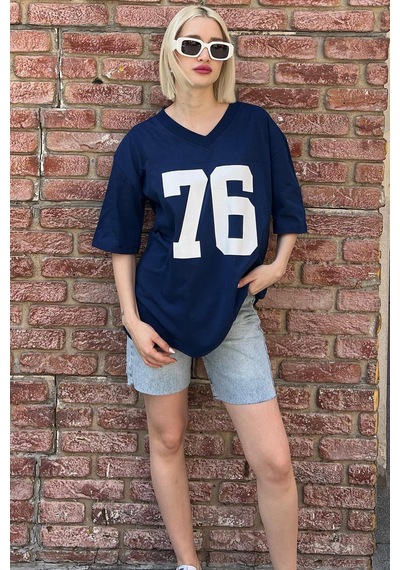 Seeh Lacivert Baskılı V Yaka Oversize Kadın T-shirt Sh270 Seeh Lacivert Baskılı V Yaka Oversize Kadın T-shirt Sh270