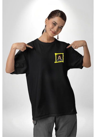 Fantastik Sanatsal Yeni Nesil Kırmızı Bere El İle Dürbün Siyah Oversize Unisex Ön Sol Yan Minimal Baskılı Tişört Koyu Siyah