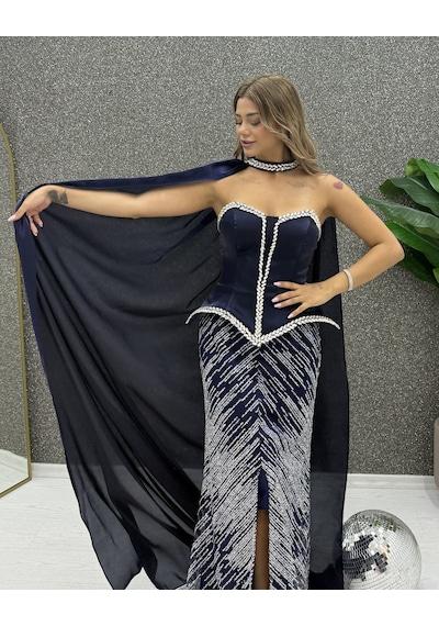 E&A Eren Abiye Lacivert Çıkarılabilir Pelerinli Taş İşlemeli Balık Model Straplez Maxi Abiye E&A Eren Abiye Lacivert Çıkarılabilir Pelerinli Taş İşlemeli Balık Model Straplez Maxi Abiye