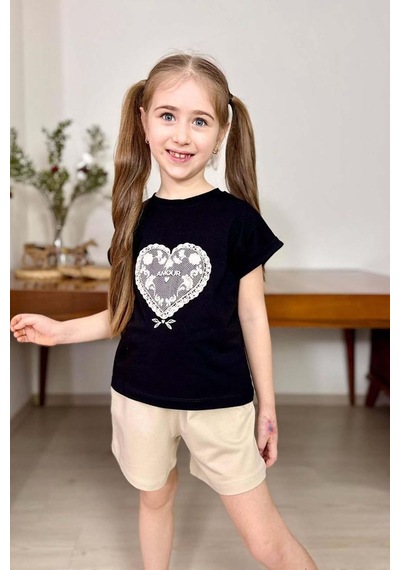 Riccotarz Kız Çocuk Göğsünde Dantel İşleme Kalp Detaylı Siyah T-shirt Beli Lastikli Şortlu Takım Riccotarz Kız Çocuk Göğsünde Dantel İşleme Kalp Detaylı Siyah T-shirt Beli Lastikli Şortlu Takım