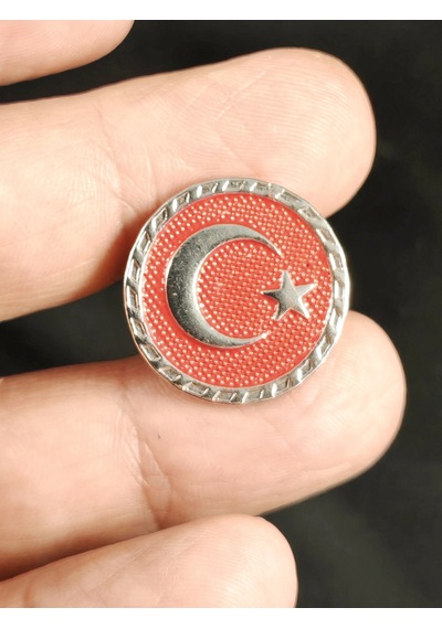Kırmızı Zeminde Ay Yıldız Kabartmalı Yuvarlak Metal Rozet Çok Renkli