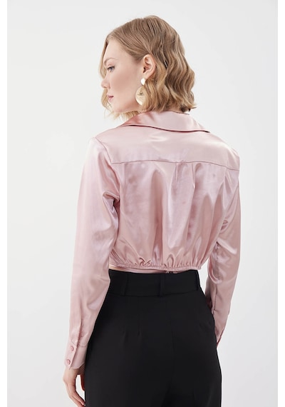 Vitrin Bel Kısmı Detaylı Crop Saten Bluz Pudra