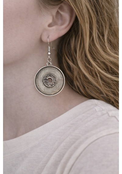 Herşey Nota Yuvarlak Formlu Dairesel Desenli Metal Figür Küpe Sallantılı Tasarım Küpe Çok Renkli