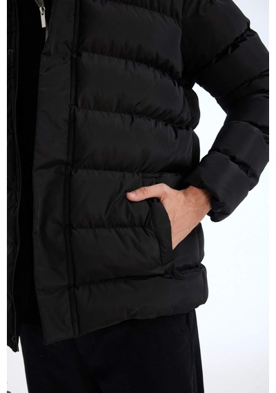 DeFacto Regular Fit Kapüşonlu Şişme Mont Fermuarlı Çıtçıtlı Cepli E7286AX24WNBK27 DeFacto Regular Fit Kapüşonlu Şişme Mont Fermuarlı Çıtçıtlı Cepli E7286AX24WNBK27