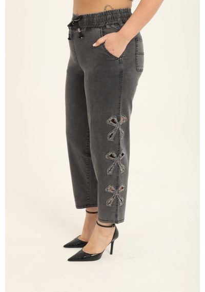 Zanessi Fashıon Büyük Beden Yüksek Bel Taş Detaylı Likralı Beli Lastikli Denim Mom Kadın Pantolon Siyah Zanessi Fashıon Büyük Beden Yüksek Bel Taş Detaylı Likralı Beli Lastikli Denim Mom Kadın Pantolon Siyah