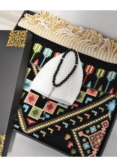Erkekler İçin Seccade Takke Tesbih Hediyelik Seti Kilim Desenli Kadife Astarlı Seccade, 33 Lü Erkek Tesbihi, Takke Ve Özel Kutu Siyah Erkekler İçin Seccade Takke Tesbih Hediyelik Seti Kilim Desenli Kadife Astarlı Seccade, 33 Lü Erkek Tesbihi, Takke Ve Özel Kutu Siyah