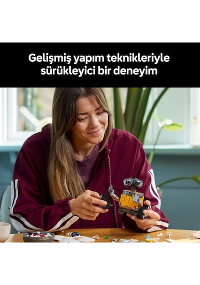 LEGO® ǀ Disney ve Pixar WALL-E ve EVE 43279 - Yetişkinler için Animasyon Film Temalı Koleksiyonluk Model Yapım Seti (811 Parça)
