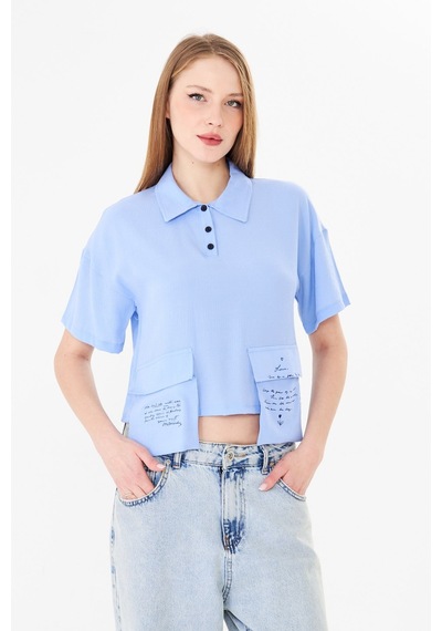 Sortie Collection Polo Yaka Yazı Baskılı Cep Detaylı Crop Bluz Mavi