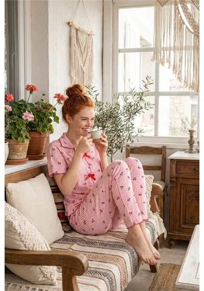Medinenur Kiraz Desenli Fiyonk Detaylı Bürümcük Örme Kısa Kol Düğmeli Pijama Takımı Pembe