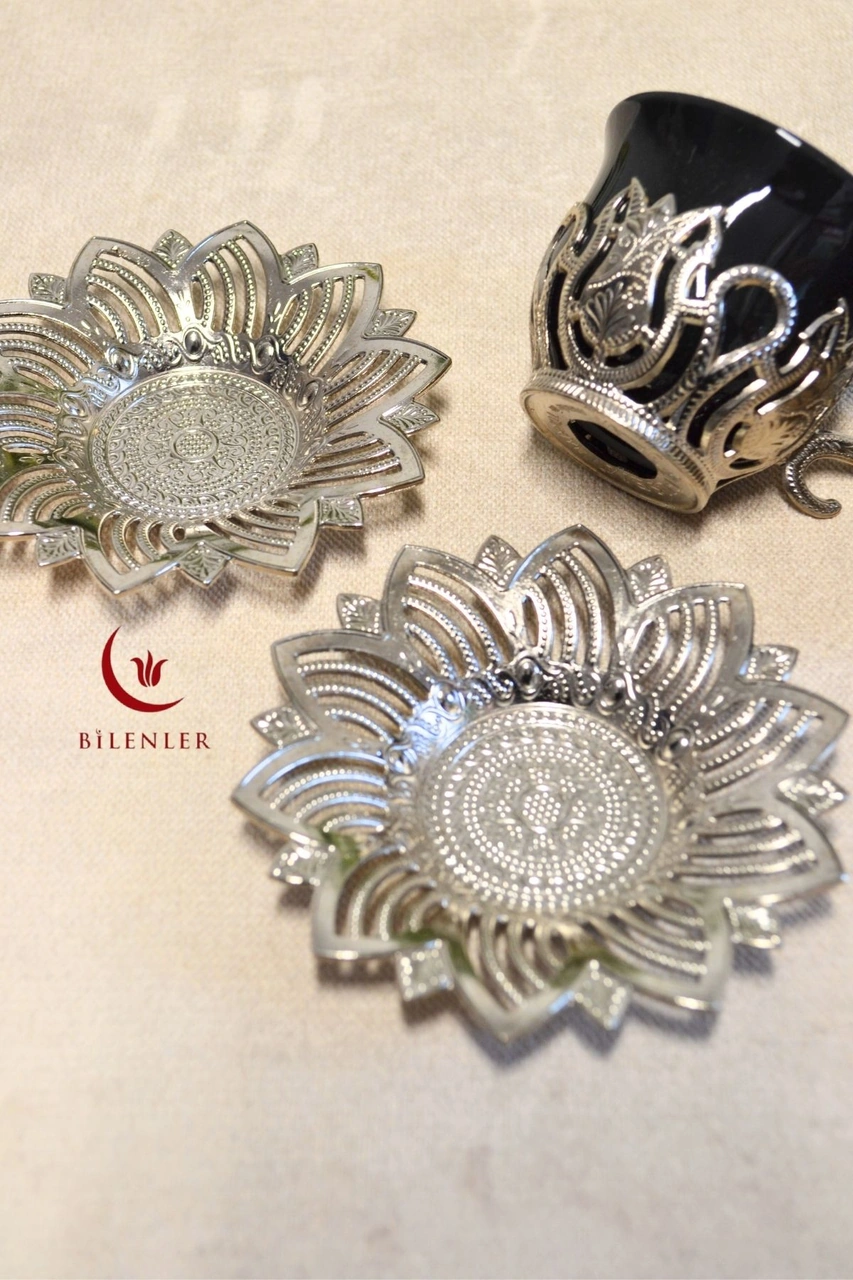2 Li Gümüş Desenli Zemzem Takımı Ve Kahve Fincanı Seti Metal Tabağı Ve Fincan Altlığıyla Şık Sunum Siyah