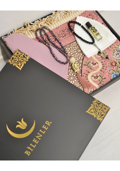 Çeyizlik lik Seccade Set Astarlı Kadife Seccade, Eşarp, Kristal Tesbih, Erkek Tesbihi, Takke Ve Esanslı Özel Kutulu Lüks Pembe Çeyizlik lik Seccade Set Astarlı Kadife Seccade, Eşarp, Kristal Tesbih, Erkek Tesbihi, Takke Ve Esanslı Özel Kutulu Lüks Pembe