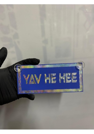 Mavi Renk Üzeri Hologram Renk Yav He Hee Yazılı Vantuzlu Cam Süsü