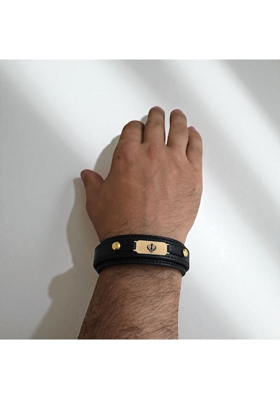 Archin Khanda Temalı 14 Ayar Altın Plakalı Doğal Siyah Derili Oval Figürlü Hediye Bileklik-564sembol Khanda Archin Khanda Temalı 14 Ayar Altın Plakalı Doğal Siyah Derili Oval Figürlü Hediye Bileklik-564sembol Khanda