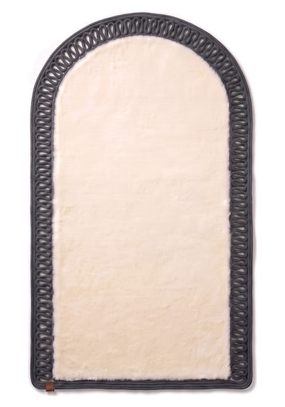 Merplush Mihraplı Peluş Seccade 75x130 Cm Süet Taban Yıkanabilir Yumuşak Namaz Halısı Krem - Füme