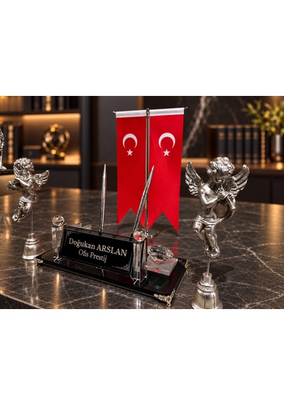 Kişiye Özel Çift Kalemli Kristal Masa İsimliği Türk Bayraklı Melek Figürlü 4 Parça Siyah