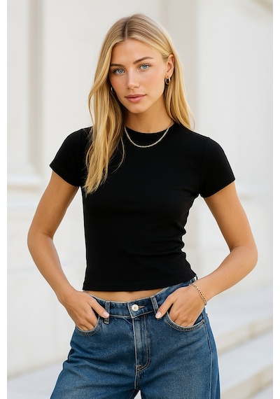Kadın Siyah Esnek Kumaşlı Vücuda Oturan Slim Fit Kısa Kollu Crop T-shirt Siyah Kadın Siyah Esnek Kumaşlı Vücuda Oturan Slim Fit Kısa Kollu Crop T-shirt Siyah