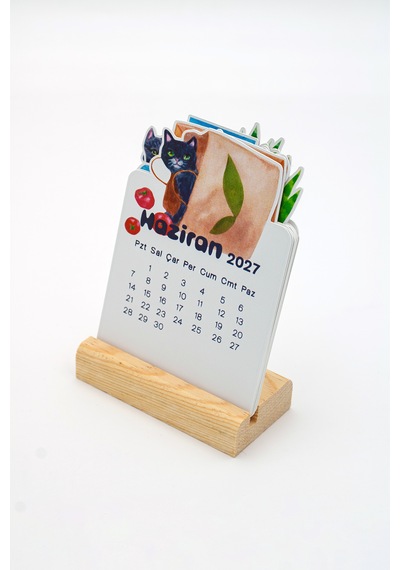 Ahşap Standlı Özel Kesim Kedi Tasarımlı 2027 Masaüstü Takvimi 8,5x12 Cm Çok Renkli
