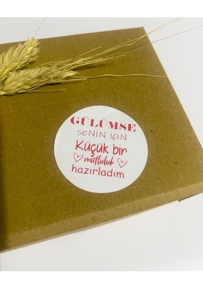 Gülümse Senin İçin Küçük Bir Mutluluk Hazırladım Kalpli Yuvarlak Yapışkanlı Etiket 5x5 Cm 100 Adet