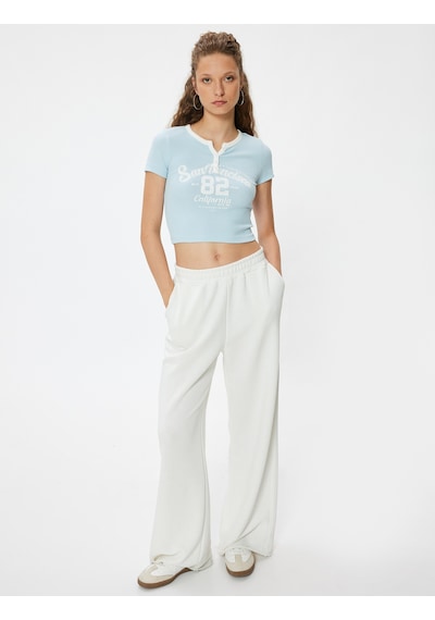 Koton Crop Tişört V Yaka Düğmeli Kolej Baskılı Kısa Kollu Slim Fit Mavi 4sal11124ık Mavi