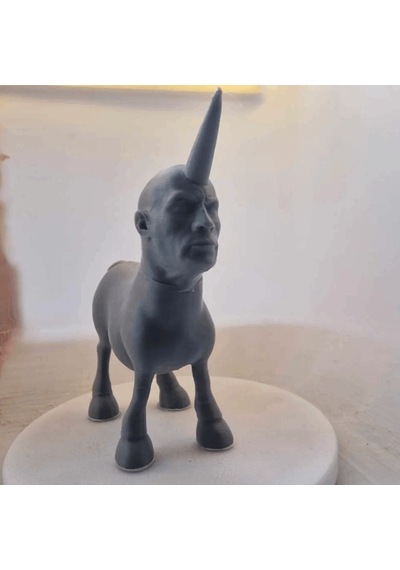 Gri Ünlü Aktör Yüzlü Tek Boynuzlu At Figürü - Eğlenceli Popüler Kültür Mizah Heykeli, Unicorn Tasarımlı Masaüstü Dekor Süsü, Ofis Aksesuarı Ve Yaratıcı Hediye