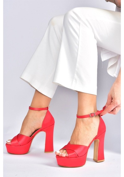 Fox Shoes Kırmızı Saten Kumaş Platform Topuklu Kadın Ayakkabı M348202504 Kırmızı