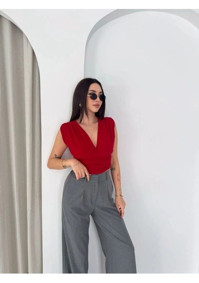 Freedom Storee Kadın Vatkalı Kolsuz V Yaka Drapeli Crop Bluz Likralı Fit - Kırmızı Çok Renkli