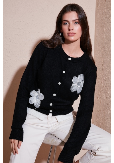 Lela Premium Tül Çiçek Detaylı Regular Fit Bisiklet Yaka Düğmeli Triko Bayan Hırka 680Hi002421 Siyah