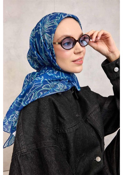 Silk Home Pamuk Polyester Soft Eşarp Koyu Mavi Lilium Desenli Kaymaz Dokulu 90x90 Çok Renkli