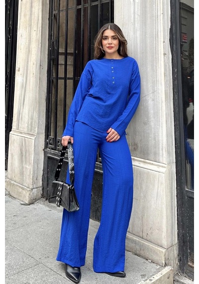WeShaya Kadın Saks Düğmeli Yuvarlak Yaka Bluz & Beli Lastikli Geniş Paça Pantolon - Salaş Maya Takım Saks WeShaya Kadın Saks Düğmeli Yuvarlak Yaka Bluz & Beli Lastikli Geniş Paça Pantolon - Salaş Maya Takım Saks