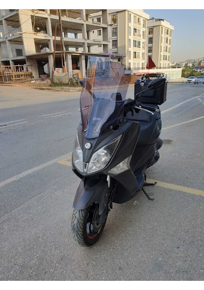 Motocam Sym Joymax 250 İ Ön Cam 2013-2016 Model 65cm Füme Renkli 4mm Orta Boylu