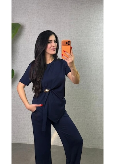 Buğrahayalin Kadın Kısa Kollu Bisiklet Yaka Yandan Toka Detaylı Viskon Iki Iplik Bluz Ve Pantolon Ikili Takım Lacivert