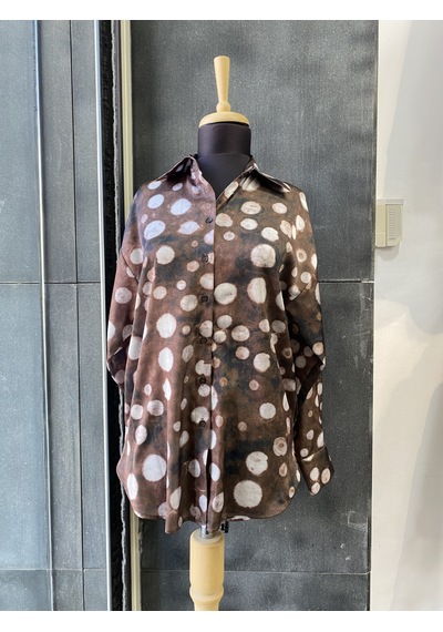 Pera Moda Oversize Kalıp Batik Desenli Puantiyeli Saten Gömlek Kahve