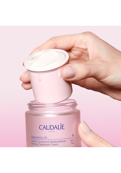 Cildin Daha Parlak Ve Daha Eşit Olmasını Sağlayan Aydınlatıcı Refill Kapsül