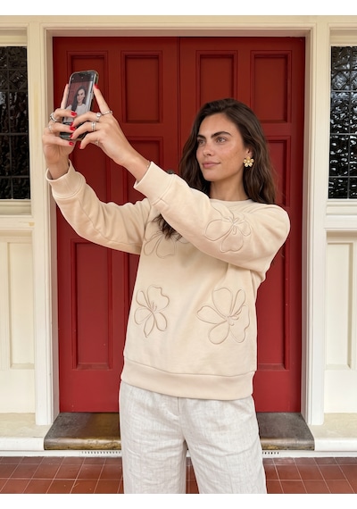Onloox Kadın Bej Bej Pamuklu Üç İplik Şardonlu Bisiklet Yaka Düşük Omuz Çiçek Eva Nakış Detaylı Sweatshirt