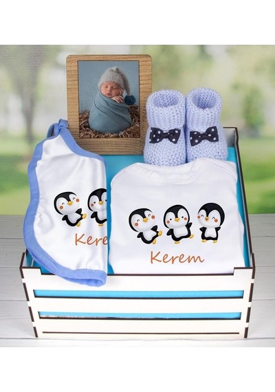 Ahşap Sandıkta Kişiye Özel Zıbın Önlük Fotoğraf Çerçevesi Ve Patik Bebek Hediye Seti, 109409