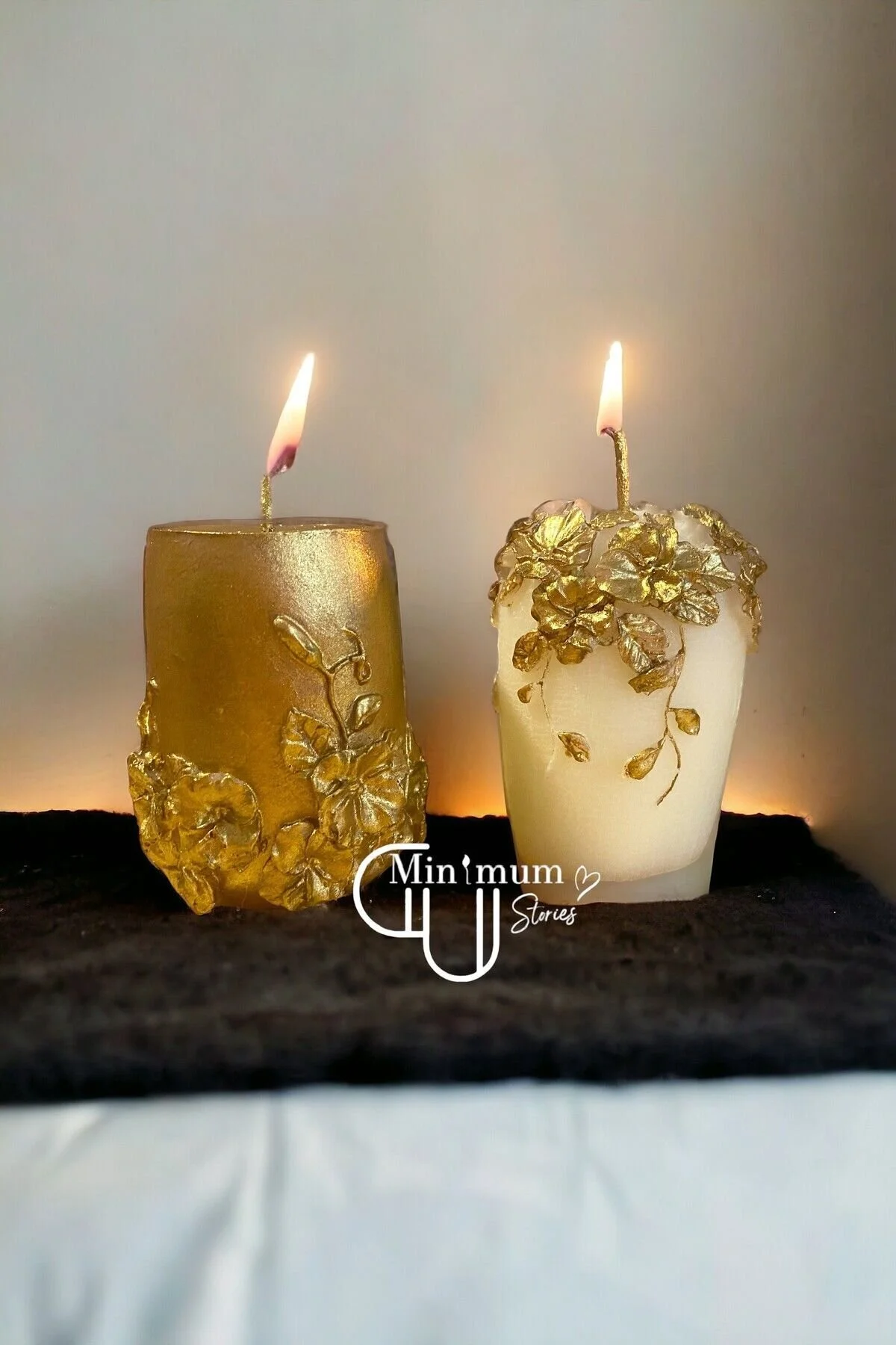 Golden Vanilya Kokulu Rattan Çiçekli Desenli Gold Baton 2'li Mum Seti Dekoratif Hediye Altın - Beyaz